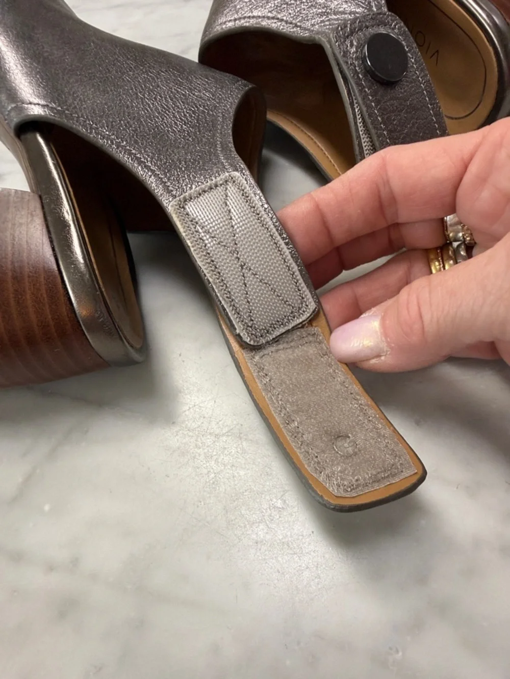 Vionic Valencia Leather Sandal in Metallic Gray Size US6